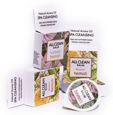 Ukrayna, Khmelnitsky 29.03.2023 set makyaj malzemesi ve yüzü temizlemek için kozmetik ürün. Heimish Tertemiz Merhem. Birbirinin aynısı birkaç paket. Yüz bakımı. Yüksek kalite fotoğraf