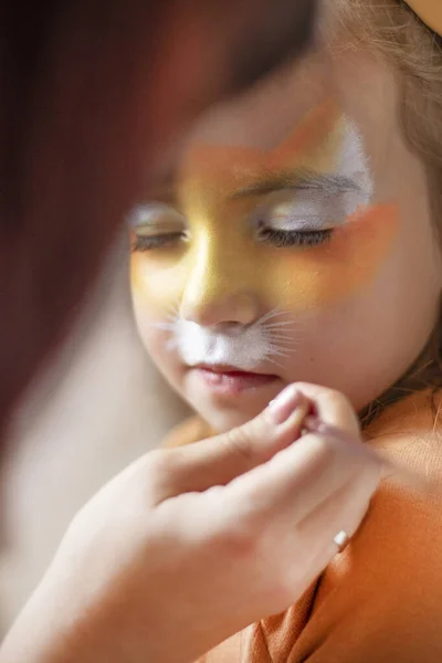 Kinder Schminken Kinderschminken Zeichnungen Mädchen Schminken Kleines Mädchen Mit Geschminktem — Stockfoto