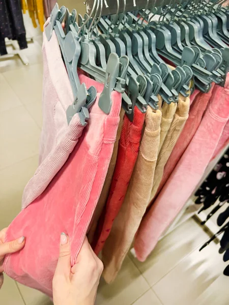 Mağazadaki Askılarda Renkli Pantolonları Tutan Eller Pantolon Dükkanda Kadın Elbise — Stok fotoğraf