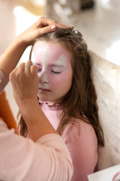 Proces Wymyślania Uroczej Dziewczyny Dziecięcy Aktor Nakłada Makijaż Przed Wyjściem — Zdjęcie stockowe