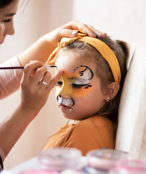 Kinder Schminken Kinderschminken Zeichnungen Mädchen Schminken Kleines Mädchen Mit Geschminktem — Stockfoto