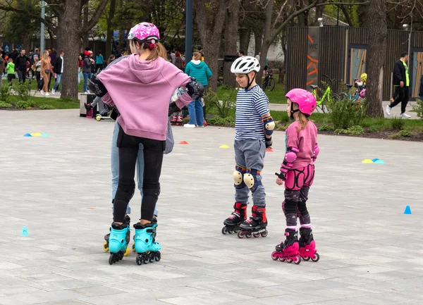 Ukraina Kyiv 202 Anak Anak Remaja Bermain Roller Skate Dengan — Stok Foto