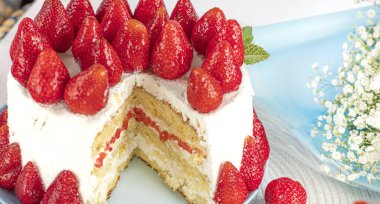 Seçici odaklanma. Bayramlık çilekli pasta. Ev yapımı çilekli pasta kesimi. Taze çilekle süslenmiş çilekli turta tabakta duruyor. Dondurma ve çilekli dondurma. Bir parça kes.. 