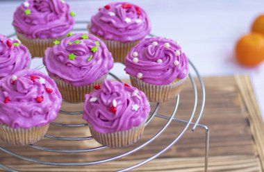  Çikolata, en iyi manzara. Parlak kremalı ve şekerli kekler. Kremalı kekler. Mini kekler daire şeklinde dizilir. Tatlı. Yüksek kalite fotoğraf