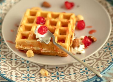 Ev yapımı Belçika Waffle 'ı yemeğe hazır. Akşam yemeği tabağında böğürtlen ve fındık. Kolay Krep Hazırla, Çok Yönlü Kahvaltı. Sığ odaklanma. Bu konsepti pişirmek kolaydır. Kahvaltıda ev yapımı tatlı.