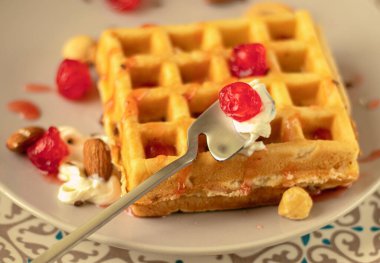 Ev yapımı Belçika Waffle 'ı yemeğe hazır. Akşam yemeği tabağında böğürtlen ve fındık. Kolay Krep Hazırla, Çok Yönlü Kahvaltı. Sığ odaklanma. Bu konsepti pişirmek kolaydır. Kahvaltıda ev yapımı tatlı.