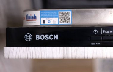 Bosch dahili bulaşık makinesi. Khmelnytskyi, Ukrayna, 10 Ocak 2025. Elektronik mağazası, Built-in Bosch bulaşık makinesi satışta, kontrol paneli BSH ev aletleri tarafından üretiliyor..