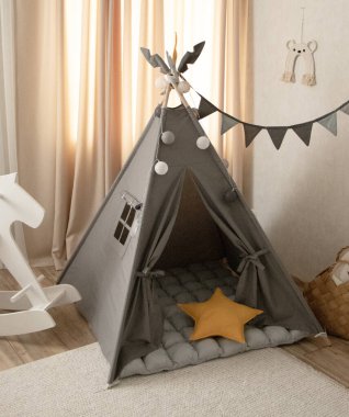 Çadırlı oyun odası. Çocuklar için oyun çadırı olan modern bir oda. Yerdeki çocuk çadırları dekorlu İskandinav tarzıyla döşenmiş. Yüksek kalite fotoğraf