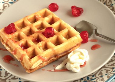 Ev yapımı Belçika Waffle 'ı yemeğe hazır. Akşam yemeği tabağında böğürtlen ve fındık. Kolay Krep Hazırla, Çok Yönlü Kahvaltı. Sığ odaklanma. Bu konsepti pişirmek kolaydır. Kahvaltıda ev yapımı tatlı.