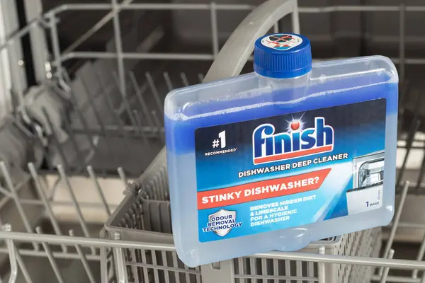 Ukrayna. khmelnitsky.15.05.2025. Bitiş, bulaşık makinesini temizlemek demektir. Marka adı olan bulaşık deterjanı temizlik ürünlerini bitir. mutfak gereçleri. Plastik şişe Bulaşık deterjanını bitir