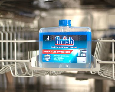 Ukrayna. khmelnitsky.15.05.2025. Bitiş, bulaşık makinesini temizlemek demektir. Marka adı olan bulaşık deterjanı temizlik ürünlerini bitir. mutfak gereçleri. Plastik şişe Bulaşık deterjanını bitir