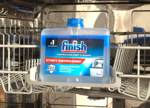 Ukrayna. khmelnitsky.15.05.2025. Bitiş, bulaşık makinesini temizlemek demektir. Marka adı olan bulaşık deterjanı temizlik ürünlerini bitir. mutfak gereçleri. Plastik şişe Bulaşık deterjanını bitir