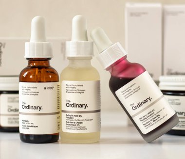 Deciem 'in Sıradan Cilt Markası. Yağlı şişeler ve tedaviler. Sıradan Serum 'un kapanışı. Beyaz arka planı olan sıradan bir serum şişesi. Cilt şişesi. Ukrayna Kyiv 12.06.2025. 