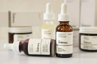 Deciem 'in Sıradan Cilt Markası. Yağlı şişeler ve tedaviler. Sıradan Serum 'un kapanışı. Beyaz arka planı olan sıradan bir serum şişesi. Cilt şişesi. Ukrayna Kyiv 12.06.2025. 