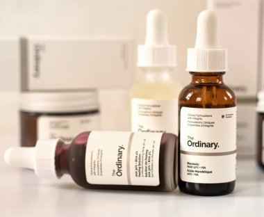 Deciem 'in Sıradan Cilt Markası. Yağlı şişeler ve tedaviler. Sıradan Serum 'un kapanışı. Beyaz arka planı olan sıradan bir serum şişesi. Cilt şişesi. Ukrayna Kyiv 12.06.2025. 