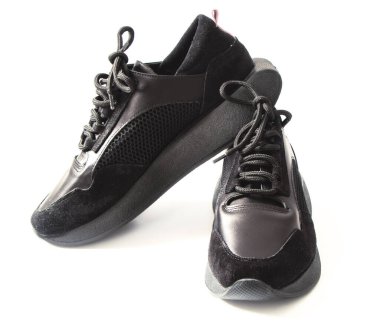 Bağcıklı siyah kadın deri ayakkabıları. Logo yok. Beyaz arka planda modaya uygun ayakkabılar. Tek bir siyah spor ayakkabısına ya da beyaz bir ayakkabıya yakın plan. Zarif ve modaya uygun erkek ayakkabıları