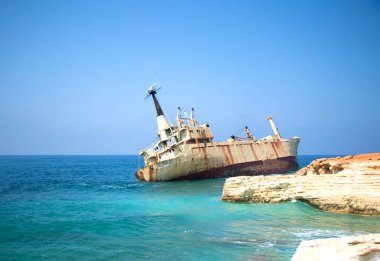 Terk edilmiş gemi Edro III Kıbrıs plajı yakınlarında. Paslı gemi kıyıya yakın karaya oturdu. Yüksek kalite fotoğraf