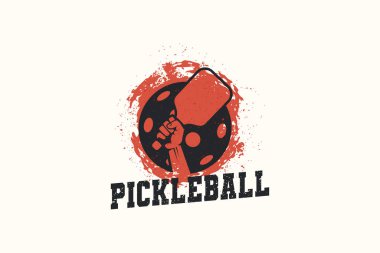 Pickleball vektör grafiği, raket tutan bir el, top ve sokak grafiti tarzında boya sıçraması. Logolar, tişörtler, çıkartmalar vs. için harika..