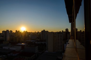 Brezilya 'nın So Paulo eyaletinde Campinas şehrinde güzel bir günbatımı..