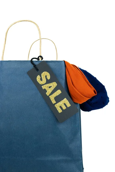 蓝色纸袋 带有黑色标签 无白底文字 销售概念 复制空间 新年销售 — 图库照片