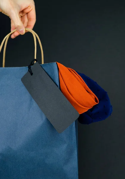 Bolso Papel Azul Mano Mujer Con Etiqueta Negra Sin Texto — Foto de Stock