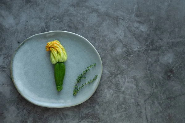 Zucchini Fleur Sur Plaque Grise Avec Des Herbes Aromatiques Sur — Photo