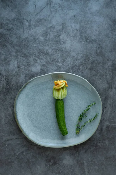 Zucchini Fleur Sur Plaque Grise Avec Des Herbes Aromatiques Sur — Photo
