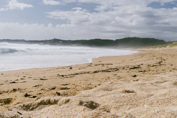 Vågor Bryter Sandstrand Spaniens Norra Kust Stranden Lanzada Uppfattat Utrymme — Stockfoto