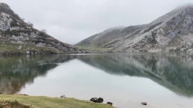 Enol Gölü sisli panoramik manzara. Picos de Europa Ulusal Parkı. Asturyalar. Yatay video.
