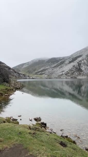 Enol Lake Panoramautsikt Med Dimma Picos Europa National Park Asturien — Stockvideo