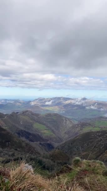 Panoramautsikt Från Reinas Synvinkel Nationalparken Picos Europa Vertikal Video Cangas — Stockvideo