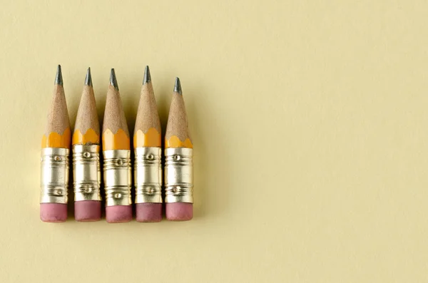 Cinq Crayons Bois Sur Fond Jaune Retourne Classe Espace Copie — Photo