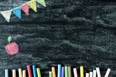 Sınıfa dönün. Elma ve tebeşirle boyanmış bayraklı kara tahta. Kopyalamak için boşluk.