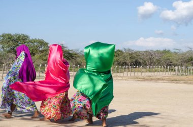 Tipik Wayuu dansı. La Guajira, Kolombiya. Kolombiya 'nın Guajira bölgesinde tipik bir Wayuu dansı yapan gençler. Boşluğu kopyala.