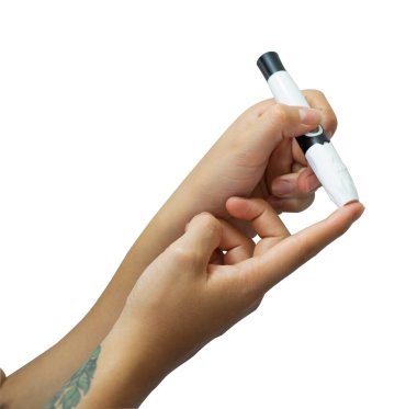 Diyabet analizi, kan şekerini glukometreyle ölçmek bir damla kan almak için parmağına iğne batırmak..