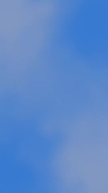 Mavi renkli dikey videodaki dijital animasyon gökyüzünü bulutlarla simüle ediyor. Arkaplan ve dokuların dijital kaynakları.