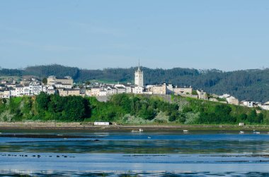 Castropol ve Eo Estuary manzarası. Asturias kasabaları. Boşluğu kopyala.