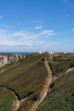 Cabo Vidio 'da manzara, Cudillero, Asturias. Sahile inen patikanın manzarası.