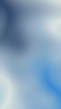 Güneş okyanusun üzerinde batıyor, kayalık kıyı şeridine sıcak bir parıltı saçıyor.