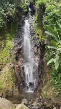 Okyanus sakin ve gökyüzü açık. Kumsal boş ve su hala duruyor.