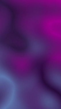 Okyanus sakin ve gökyüzü açık. Kumsal boş ve su hala duruyor.