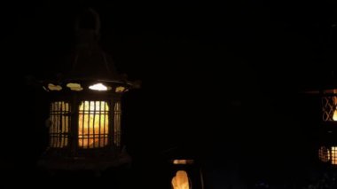 Üzerinde fındıkkıran süsü olan bir Noel ağacı. Fındıkkıran kırmızı ve altındır.