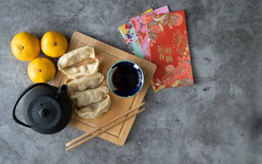 Bambu tahtasında sos ve Çin Yeni Yıl dekorasyonuyla mermer zemin. Asya mutfağı. Uzayı kopyala Üst görünüm.