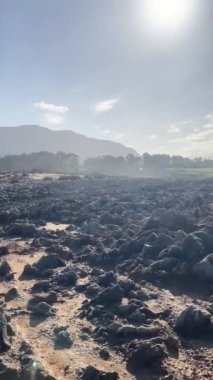 Asturias 'taki Pria soytarılarının dikey videosu. Sahildeki manzara.