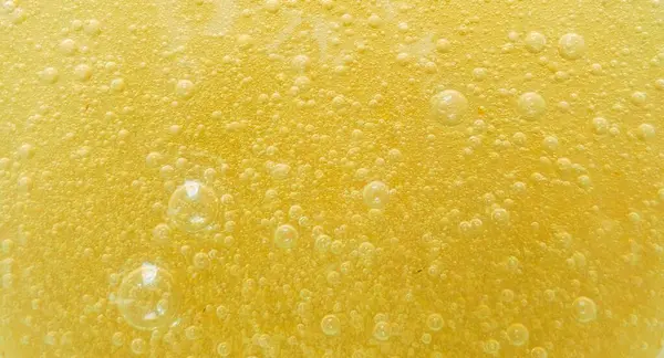 Yapışkan sarımsı bir sıvının içinde binlerce küçük ve büyük kabarcık..