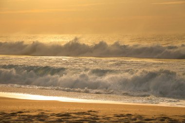 Sonbaharda Portekiz 'in Alentejo Sahili' ndeki Santo Andre sahilinin güzel cesur denizi