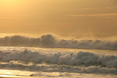 Sonbaharda Portekiz 'in Alentejo Sahili' ndeki Santo Andre sahilinin güzel cesur denizi