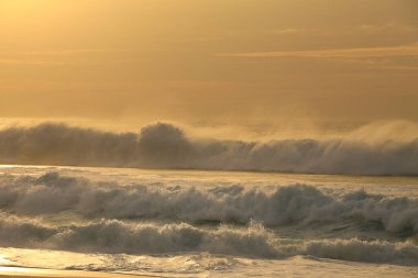 Sonbaharda Portekiz 'in Alentejo Sahili' ndeki Santo Andre sahilinin güzel cesur denizi