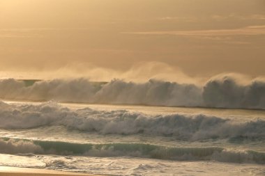 Sonbaharda Portekiz 'in Alentejo Sahili' ndeki Santo Andre sahilinin güzel cesur denizi