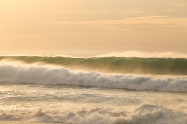 Sonbaharda Portekiz 'in Alentejo Sahili' ndeki Santo Andre sahilinin güzel cesur denizi